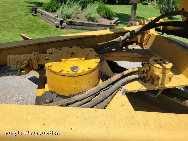 image for item DN3999 1988 John Deere 670B  motor grader