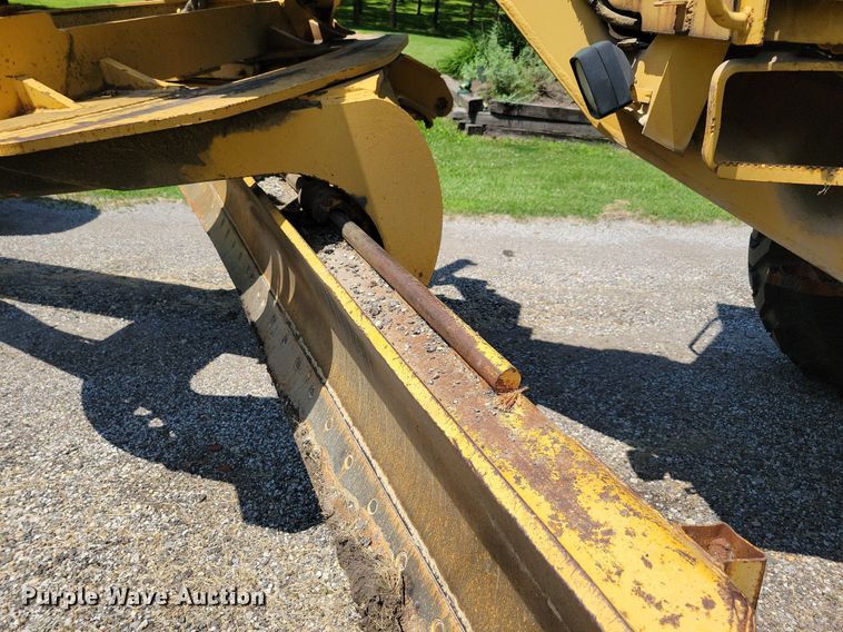 image for item DN3999 1988 John Deere 670B  motor grader