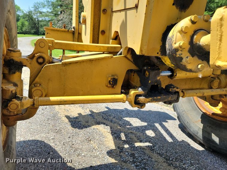 image for item DN3999 1988 John Deere 670B  motor grader