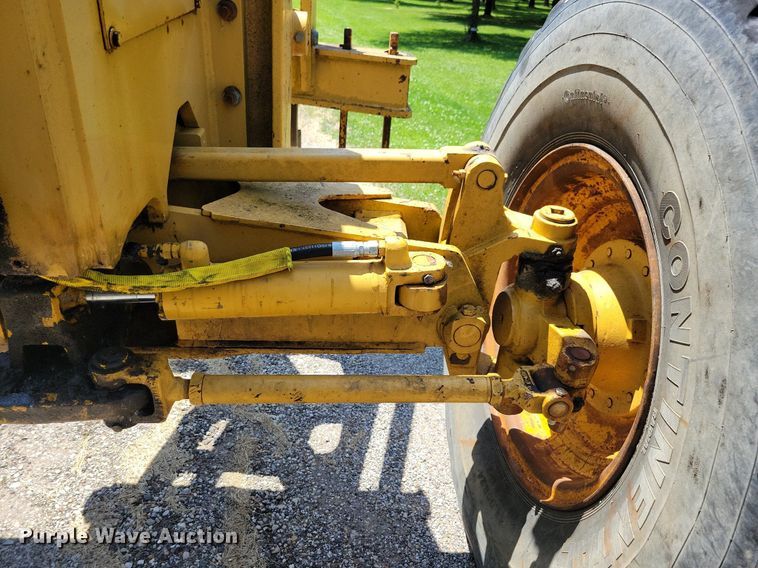 image for item DN3999 1988 John Deere 670B  motor grader