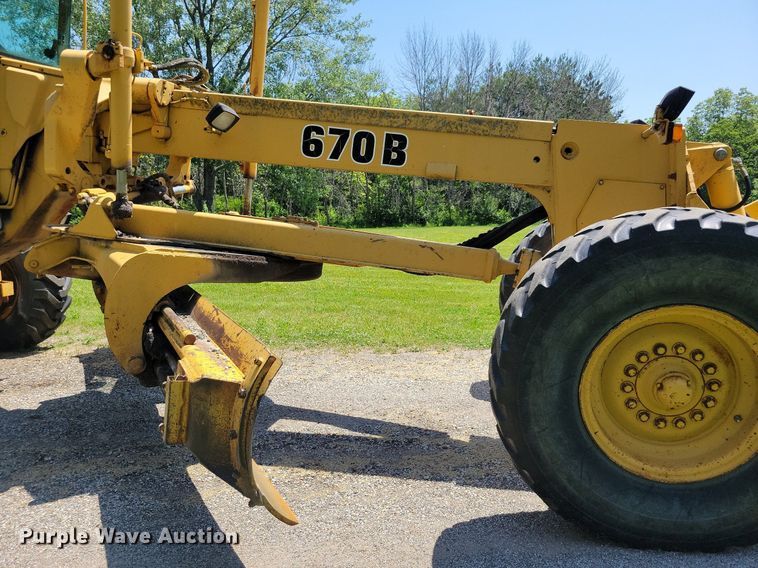 image for item DN3999 1988 John Deere 670B  motor grader