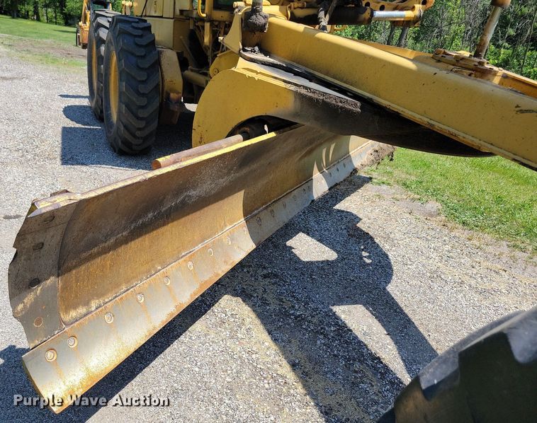 image for item DN3999 1988 John Deere 670B  motor grader