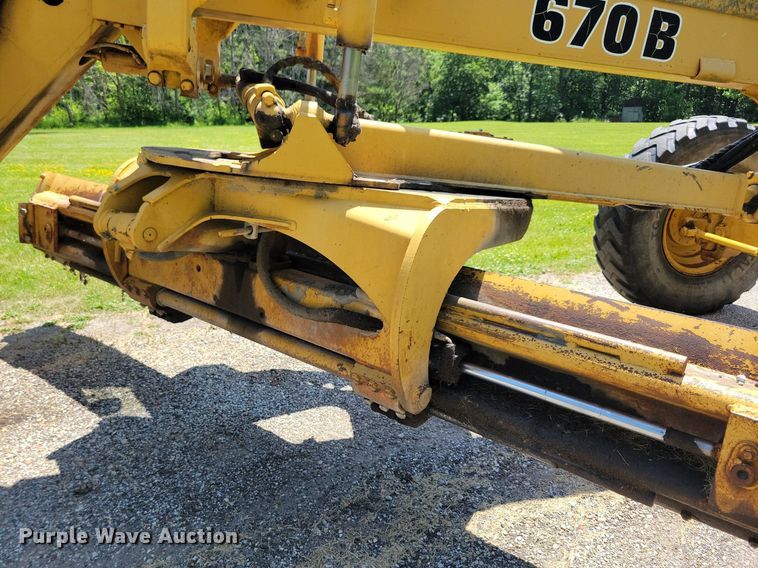 image for item DN3999 1988 John Deere 670B  motor grader