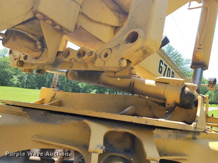image for item DN3999 1988 John Deere 670B  motor grader