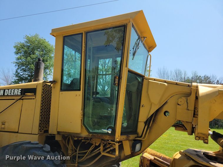 image for item DN3999 1988 John Deere 670B  motor grader