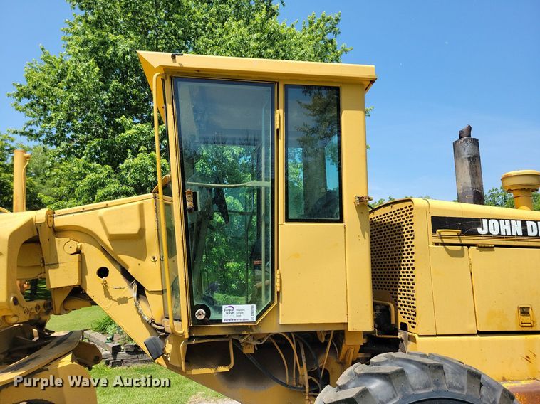image for item DN3999 1988 John Deere 670B  motor grader