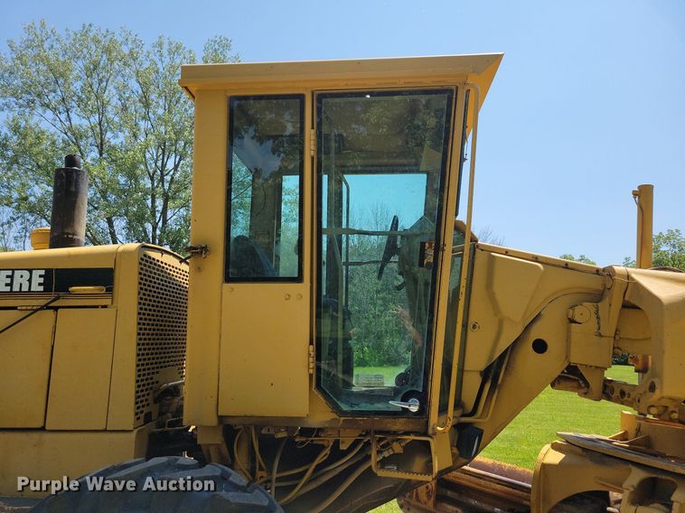 image for item DN3999 1988 John Deere 670B  motor grader