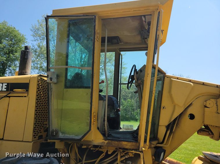 image for item DN3999 1988 John Deere 670B  motor grader