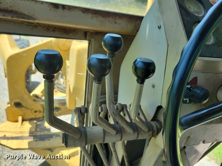 image for item DN3999 1988 John Deere 670B  motor grader