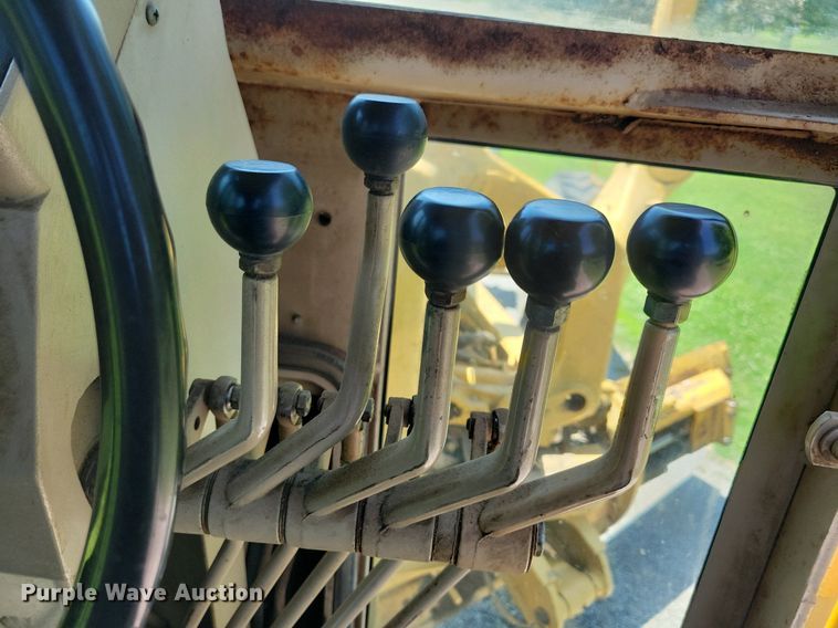 image for item DN3999 1988 John Deere 670B  motor grader