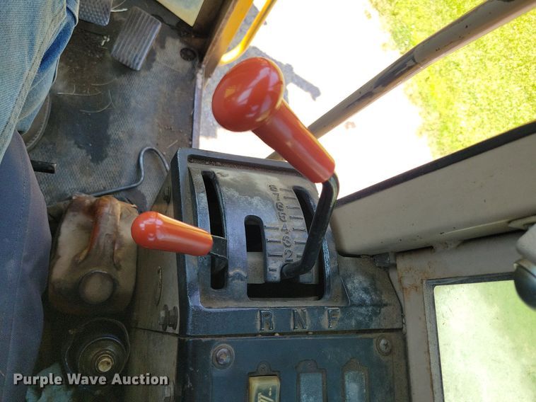 image for item DN3999 1988 John Deere 670B  motor grader