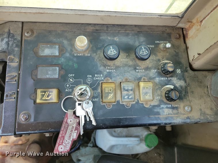 image for item DN3999 1988 John Deere 670B  motor grader