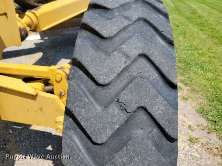 image for item DN3999 1988 John Deere 670B  motor grader