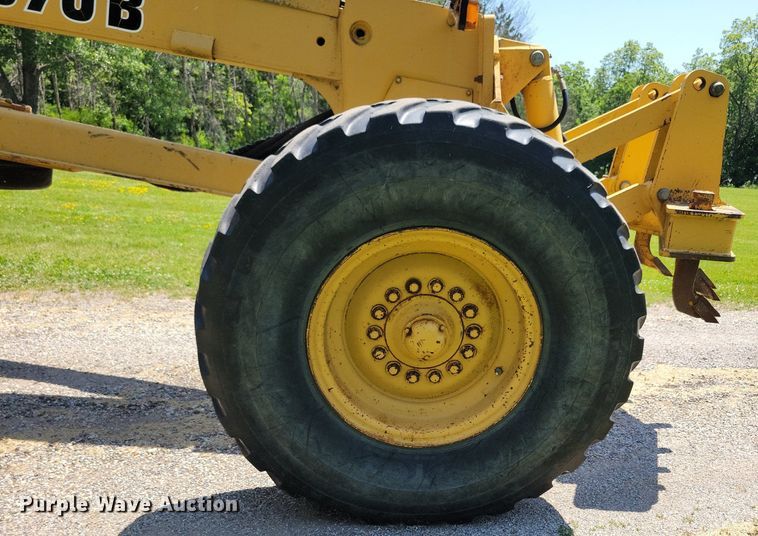 image for item DN3999 1988 John Deere 670B  motor grader