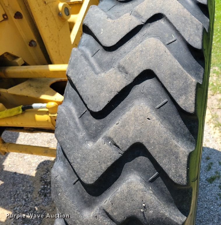 image for item DN3999 1988 John Deere 670B  motor grader