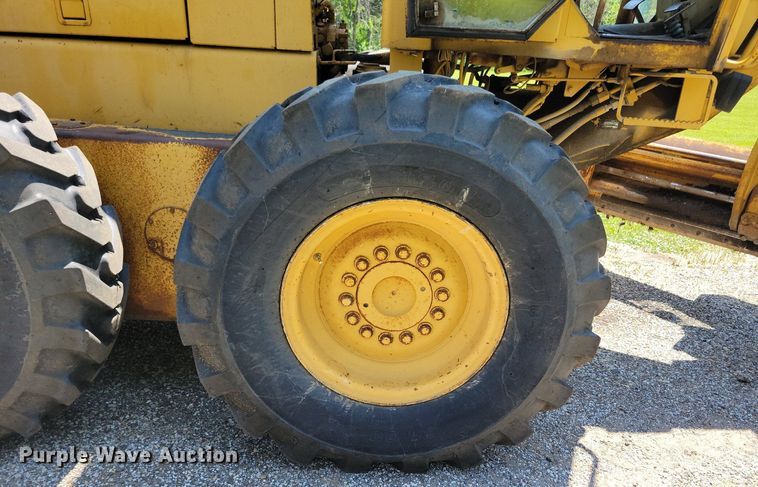 image for item DN3999 1988 John Deere 670B  motor grader