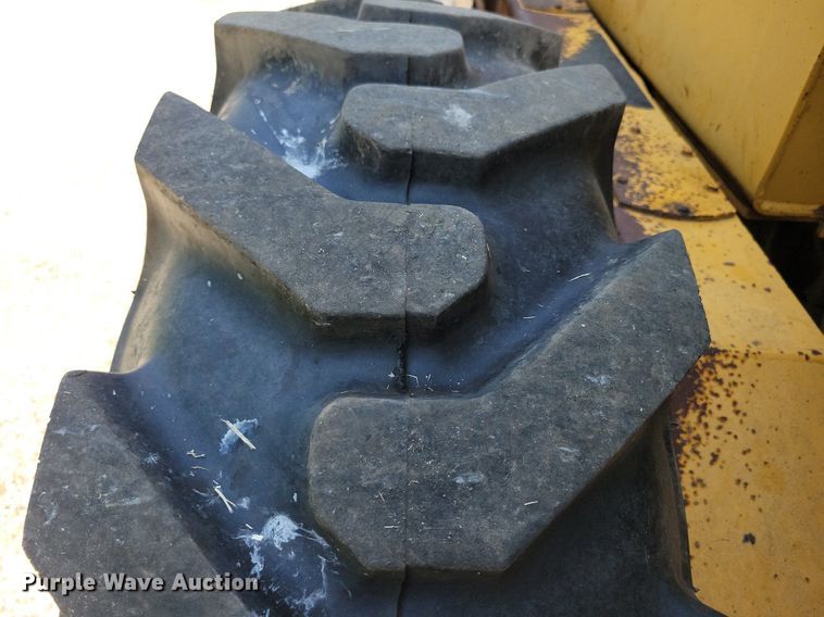 image for item DN3999 1988 John Deere 670B  motor grader