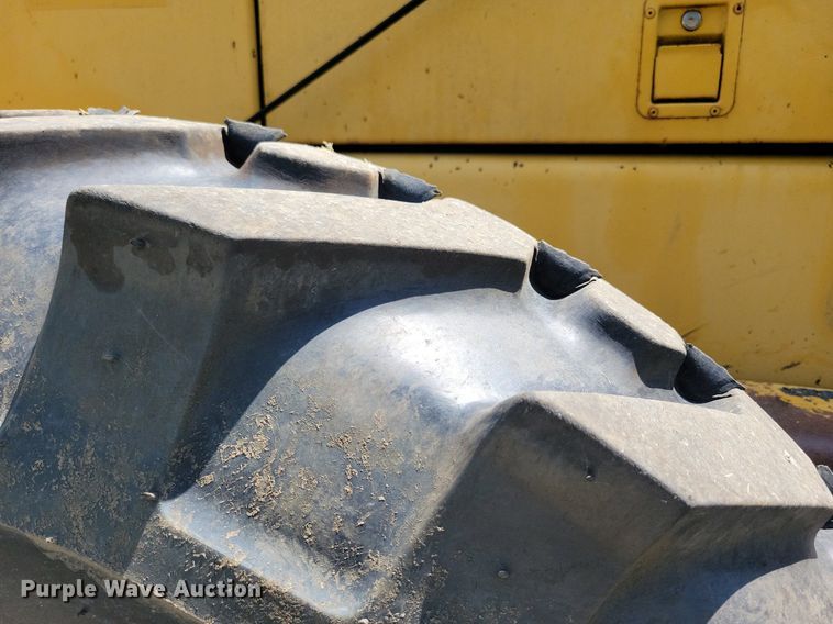 image for item DN3999 1988 John Deere 670B  motor grader