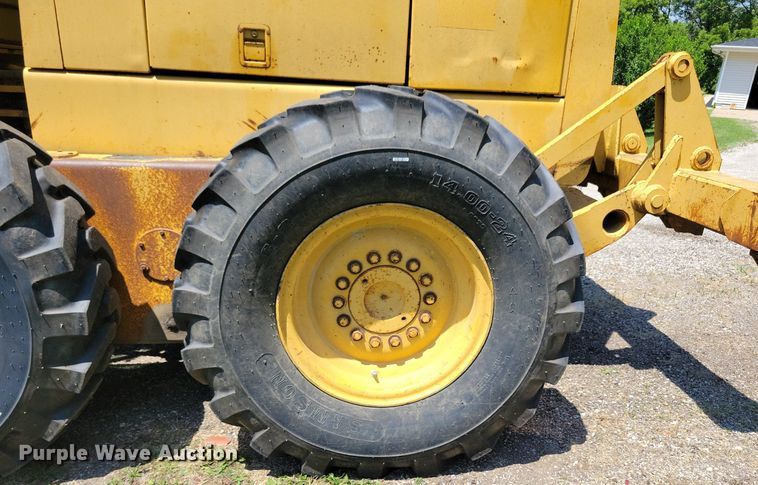 image for item DN3999 1988 John Deere 670B  motor grader