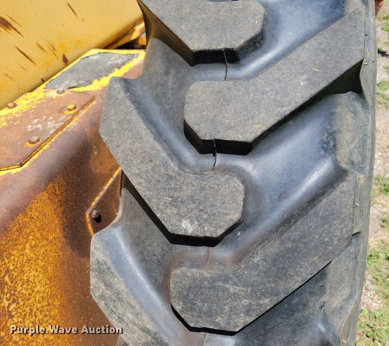 image for item DN3999 1988 John Deere 670B  motor grader