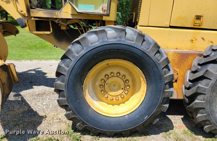 image for item DN3999 1988 John Deere 670B  motor grader