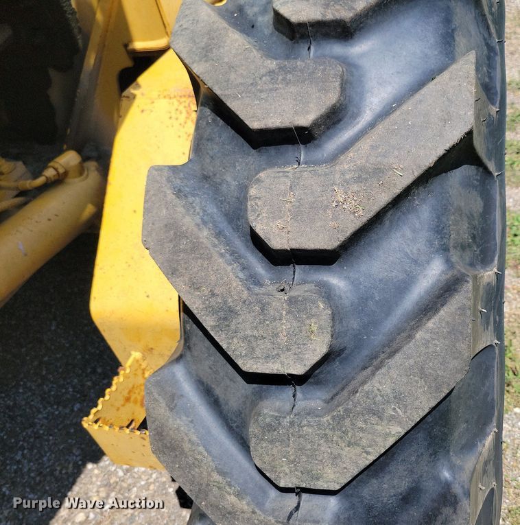 image for item DN3999 1988 John Deere 670B  motor grader