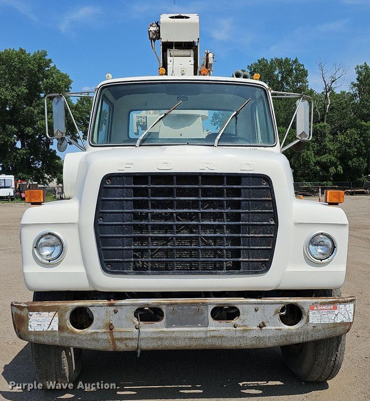 image for item DO2772 1982 Ford 8000  crane truck
