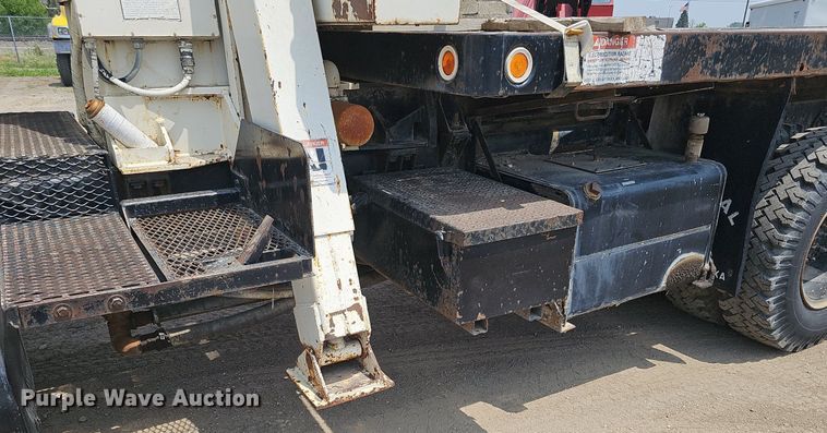 image for item DO2772 1982 Ford 8000  crane truck