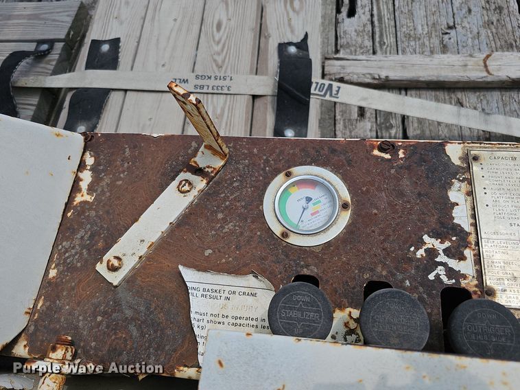 image for item DO2772 1982 Ford 8000  crane truck