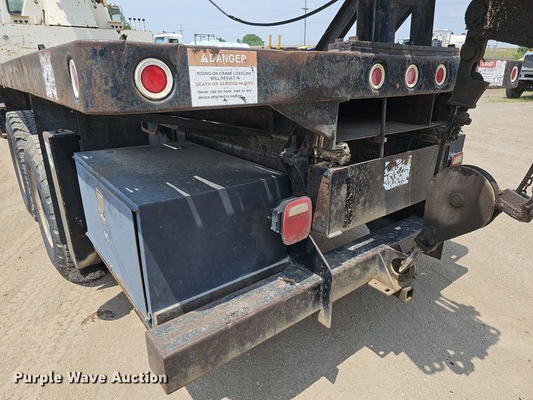 image for item DO2772 1982 Ford 8000  crane truck