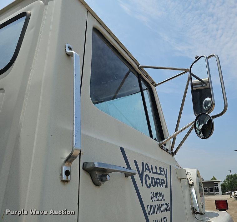 image for item DO2772 1982 Ford 8000  crane truck