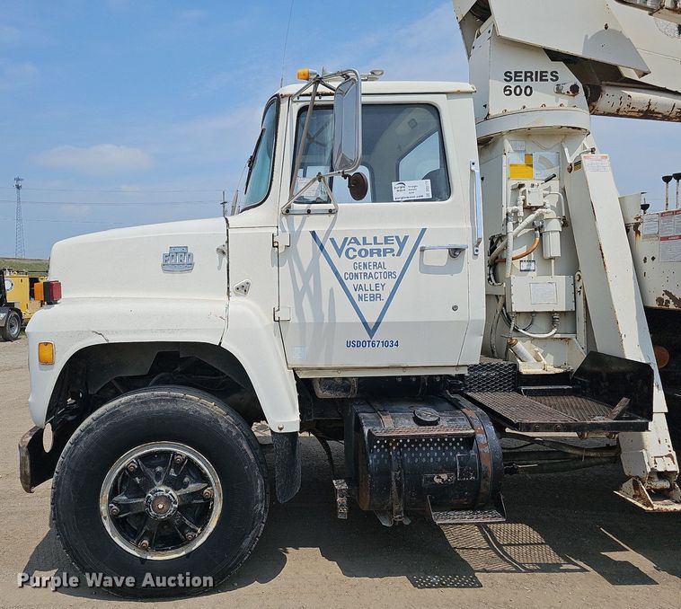 image for item DO2772 1982 Ford 8000  crane truck