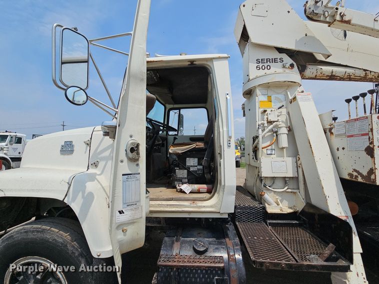 image for item DO2772 1982 Ford 8000  crane truck