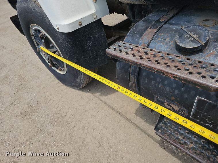 image for item DO2772 1982 Ford 8000  crane truck