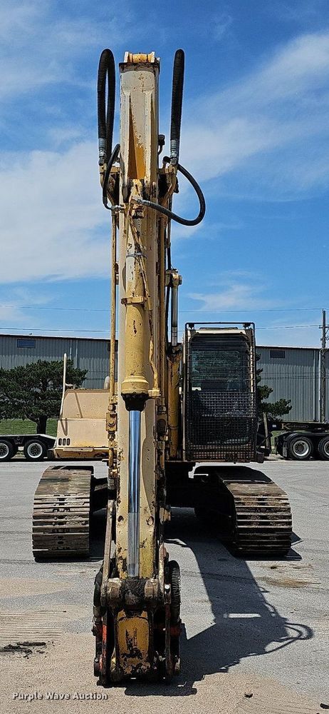 image for item DO2775 1992 John Deere 690E LC  excavator