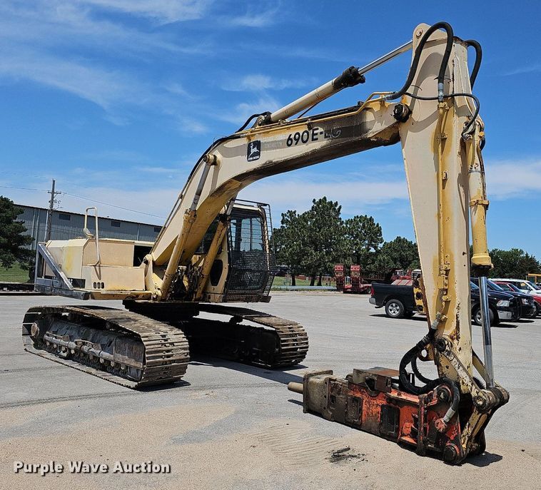 image for item DO2775 1992 John Deere 690E LC  excavator