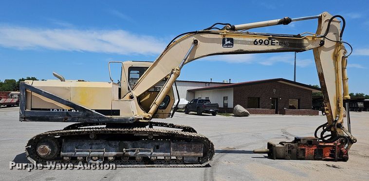 image for item DO2775 1992 John Deere 690E LC  excavator