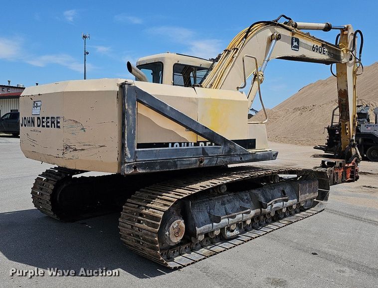 image for item DO2775 1992 John Deere 690E LC  excavator