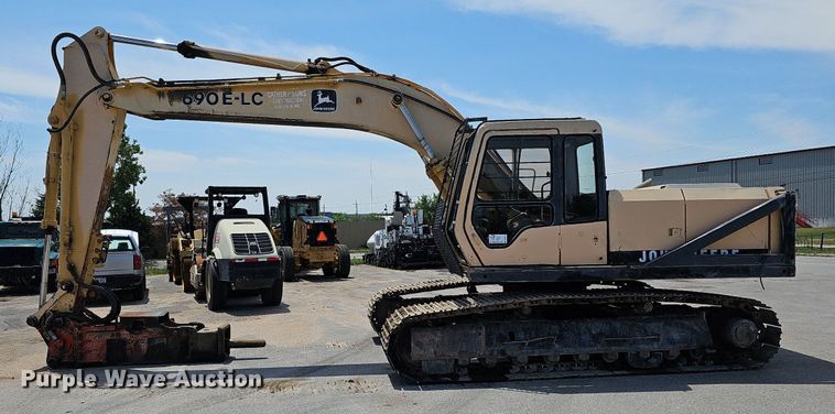 image for item DO2775 1992 John Deere 690E LC  excavator
