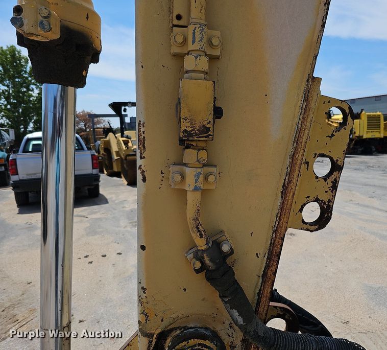 image for item DO2775 1992 John Deere 690E LC  excavator