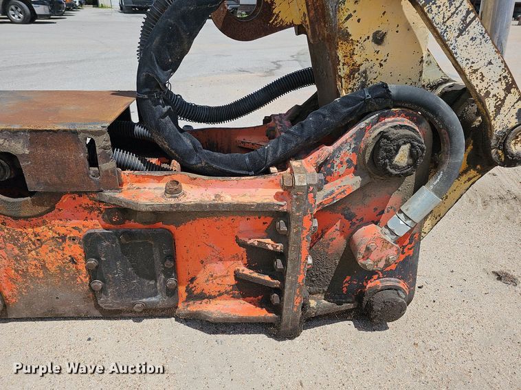 image for item DO2775 1992 John Deere 690E LC  excavator