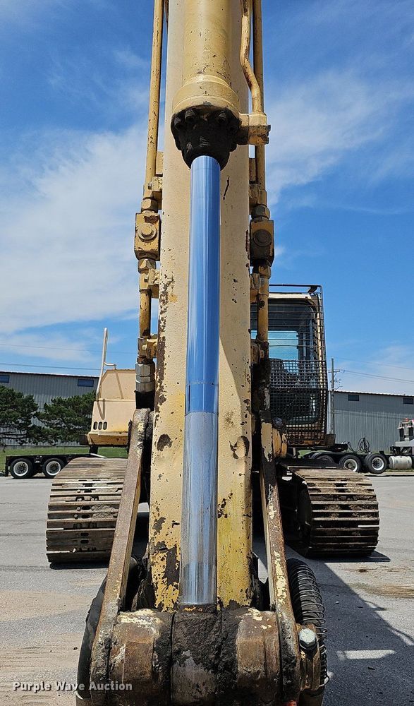 image for item DO2775 1992 John Deere 690E LC  excavator