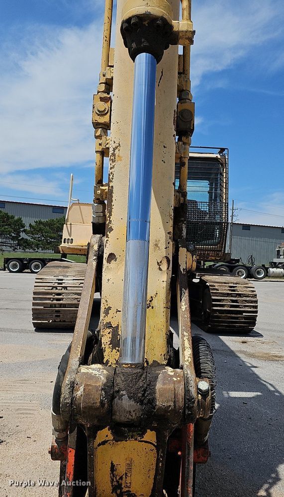 image for item DO2775 1992 John Deere 690E LC  excavator