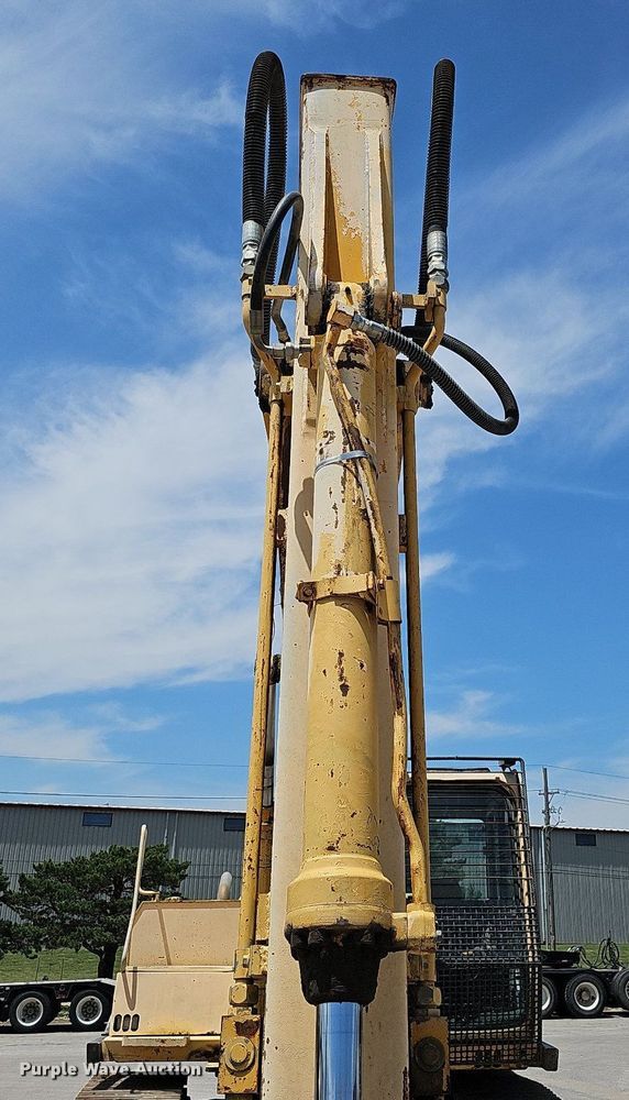 image for item DO2775 1992 John Deere 690E LC  excavator