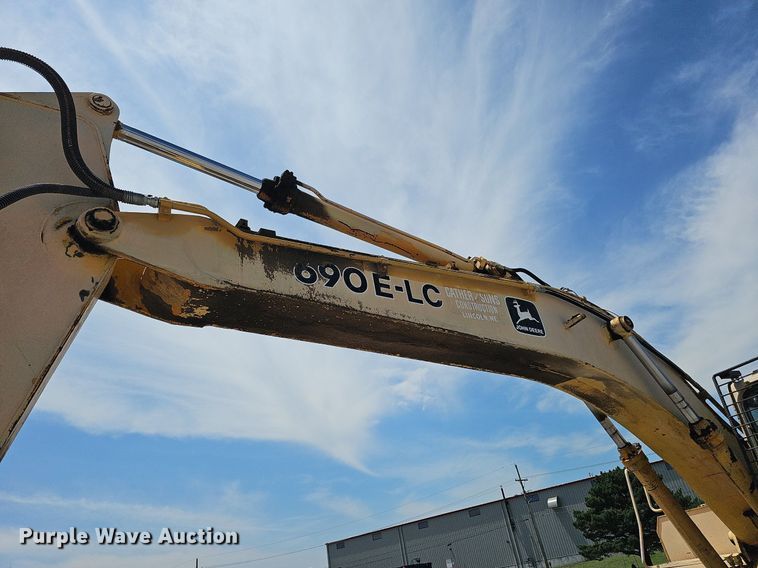 image for item DO2775 1992 John Deere 690E LC  excavator