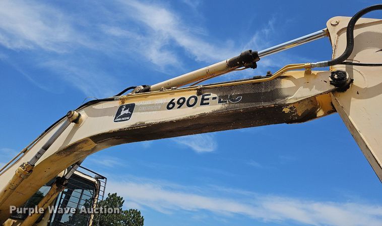 image for item DO2775 1992 John Deere 690E LC  excavator