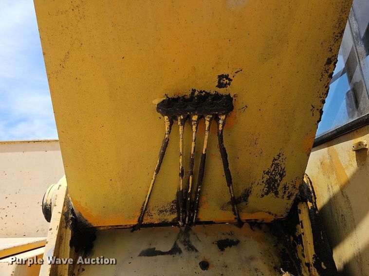 image for item DO2775 1992 John Deere 690E LC  excavator