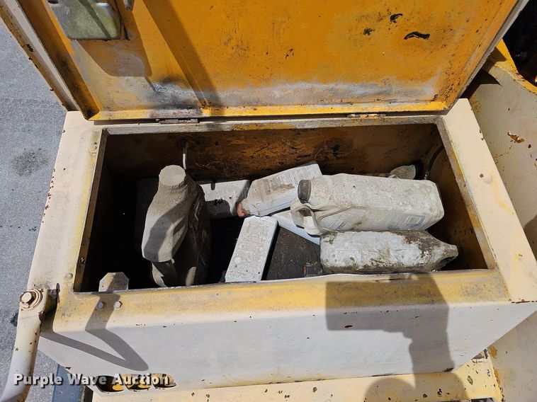 image for item DO2775 1992 John Deere 690E LC  excavator