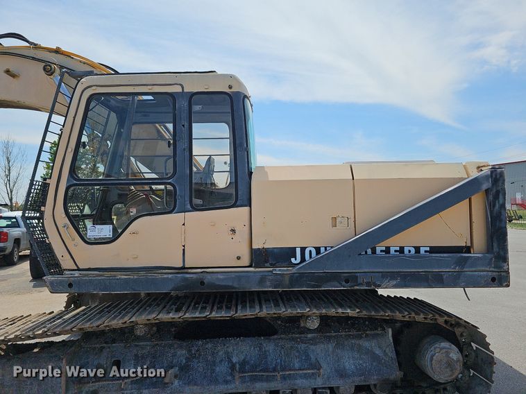 image for item DO2775 1992 John Deere 690E LC  excavator