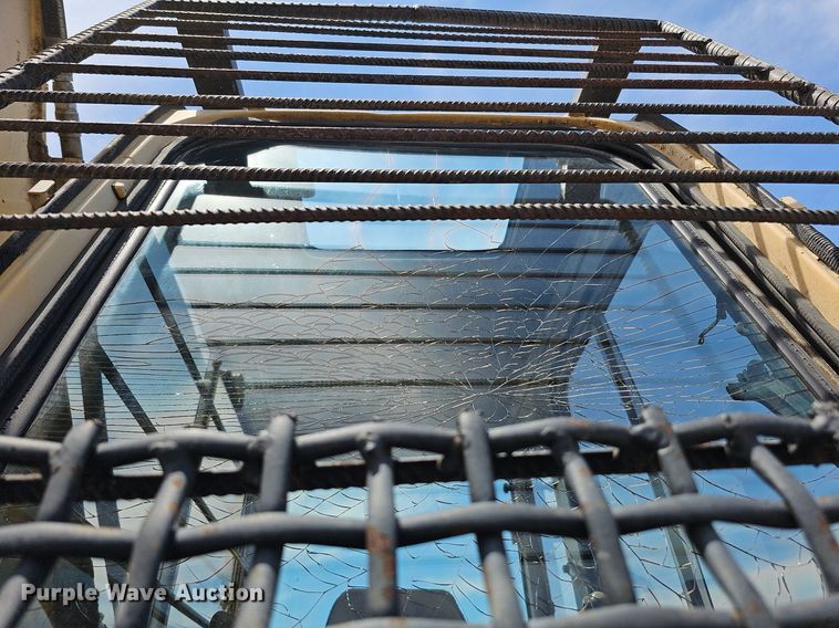 image for item DO2775 1992 John Deere 690E LC  excavator